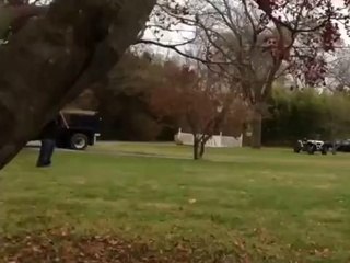 Il saute par-dessus une maison avec un buggy