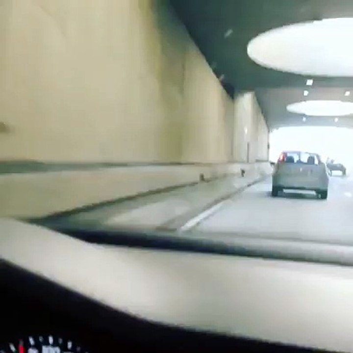 Il se vautre lamentablement en scooter après avoir mis un coup de pied à une voiture!