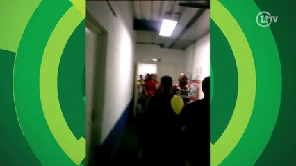 Veja a invasão da torcida do Flamengo ao vestiário do Macaé