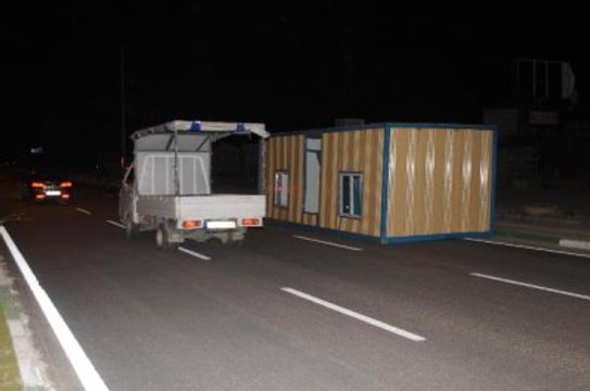 Ağaçları Kökünden Söken Lodos, Çatıları Uçurdu