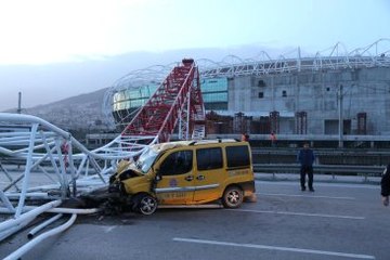 Kuvvetli Lodos Nedeniyle Vinç Yola Devrildi: 1 Ölü, 1 Yaralı