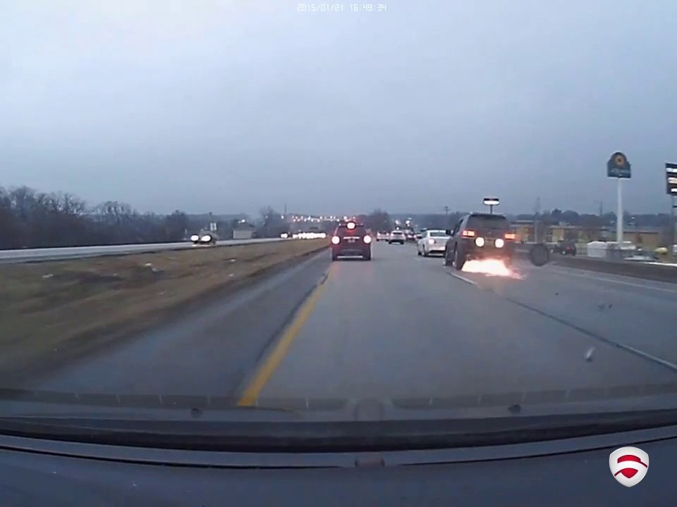 une voiture sur deux roues lors d'un accident