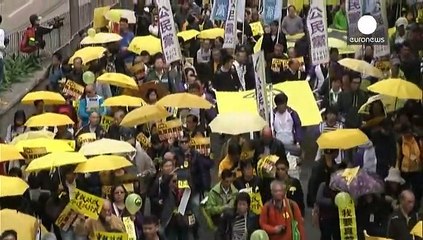 Hong Kong: la protesta gli ombrelli riconquista la piazza