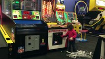 Une gamine vandalise une machine de jeu d'arcade! Vilaine...