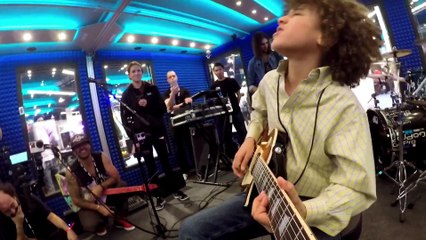 Download Video: Un gamin de 11 ans jue de la guitare comme Hendrix : démo du surdoué au NAMM