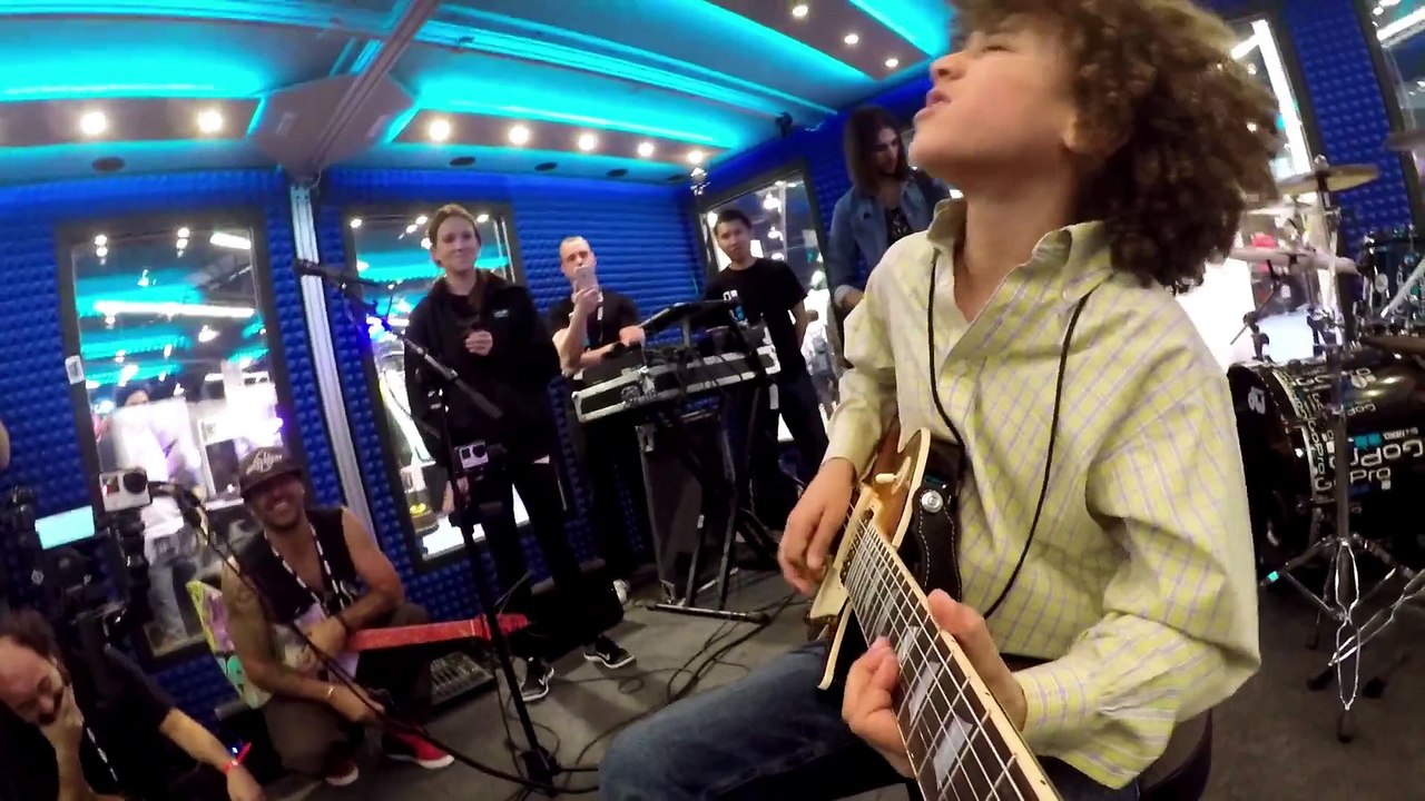 Un gamin de 11 ans jue de la guitare comme Hendrix : démo du surdoué au NAMM
