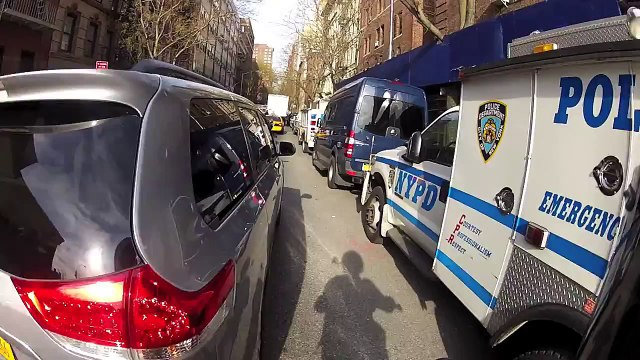 Quand un policier fait monter un motard sur le trottoir