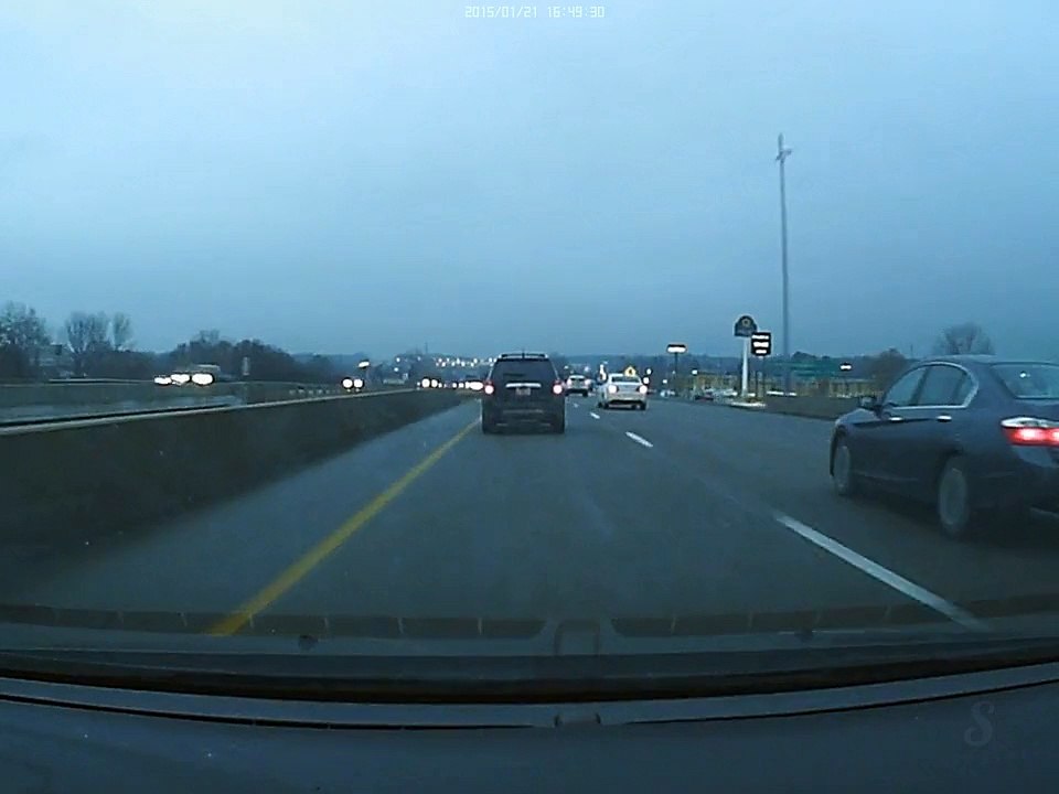 Double crash sur une autoroute : complètement dingue!