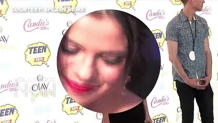 VIRAL Selena Gomez SMOKING CIGARETTES