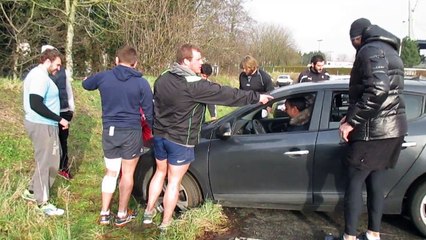 Neuf rugbymen du LMR soulèvent une voiture embourbée