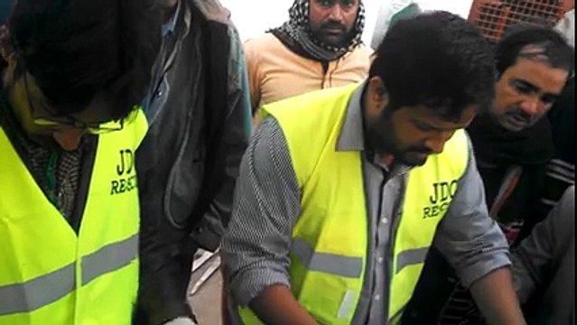 Saniha e Shikarpur mei 4 kamsin Beton ki shahadat dene wala baap apny shaheed bachon k aaza jama kar raha ha.