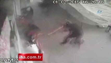 Rüzgar Çatıyı Uçurdu, 2 Kişi Yaralandı