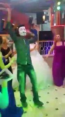 Düğünde hunharca dans eden apaçi