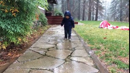 Yağmuru Suyu İle Eğlenen Çocuk