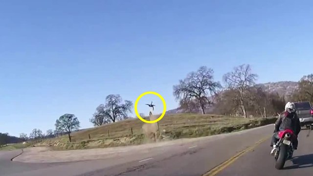 Un motard fait un énorme vol plané