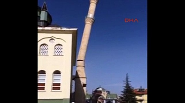 Fırtına minareyi devirdi