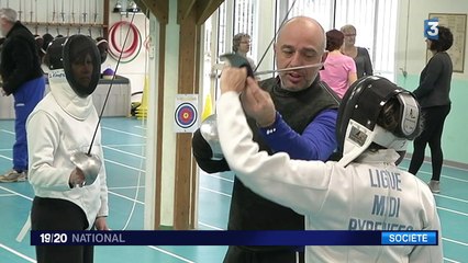 Un médecin passionné d'escrime aide les femmes atteintes de cancer du sein