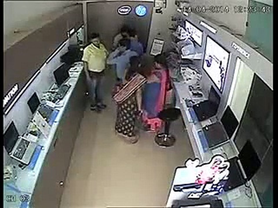 Lady Thief Stealing Laptop Caught In CCTV Footage - Must Watch