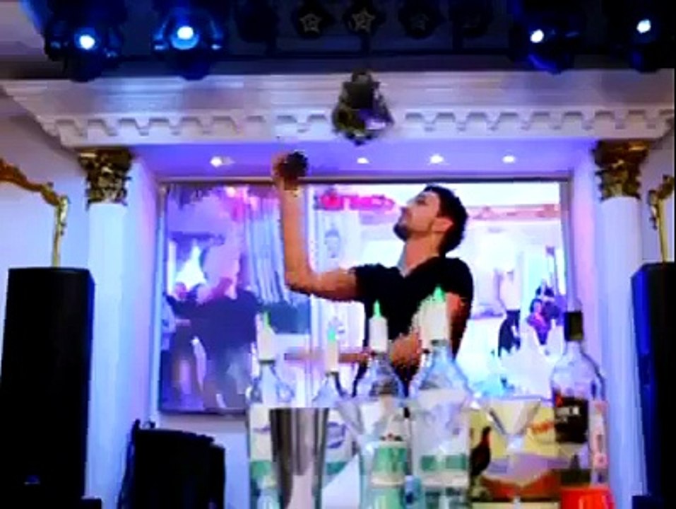 Funny Videos - Amazing Cocktail Waiter