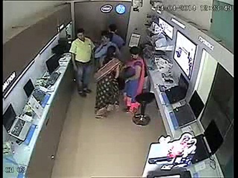Lady Thief Stealing Laptop Caught In CCTV Footage
