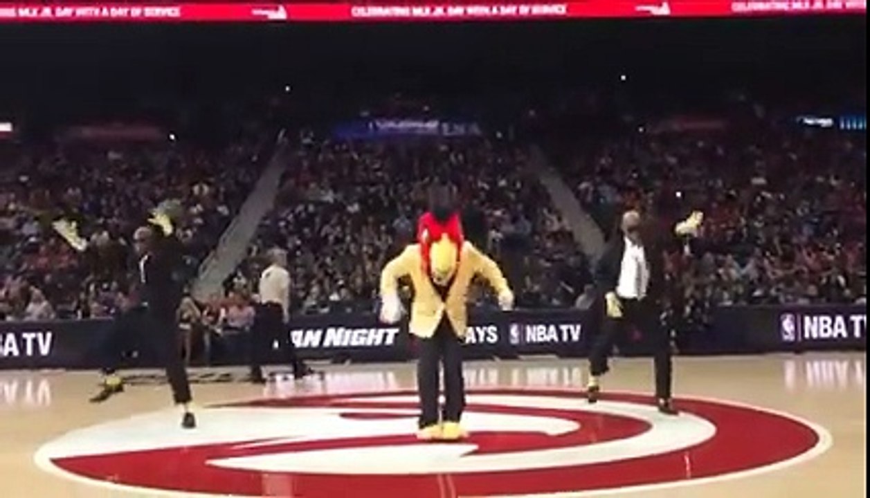 Amazing mascot dance to Uptown Funk!