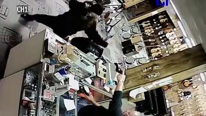 Un braqueur fait le mort pour s'échapper d'un magasin