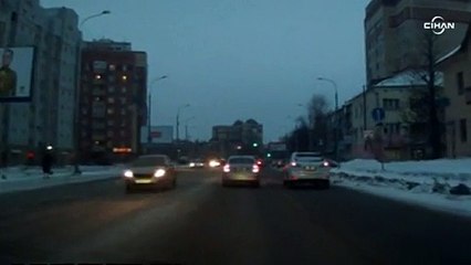 Rusya’da kazada aracın çarptığı yayanın ayakkabısı havaya uçtu