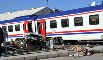 Trenin otomobile çarpma anı: 2 ölü