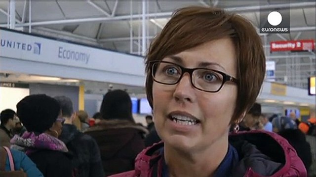 Neve deixa aviões em terra e escolas fechadas