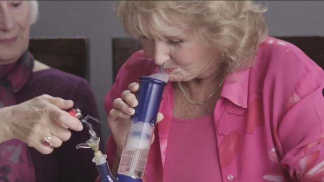 Grands mères qui fument du cannabis pour la première fois (STFR)