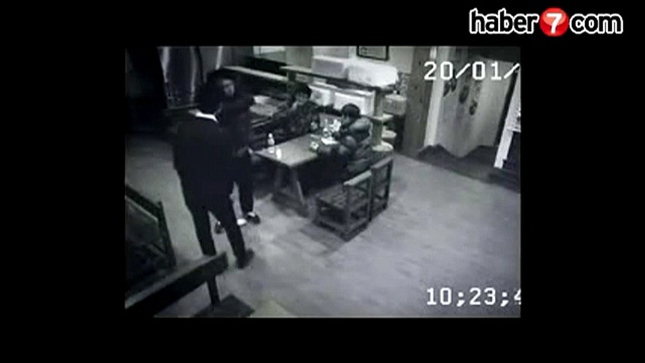 Genç kız 3 erkeği fena şekilde dövdü