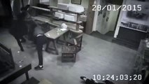 Mulher sozinha bate em 3 homens num restaurante