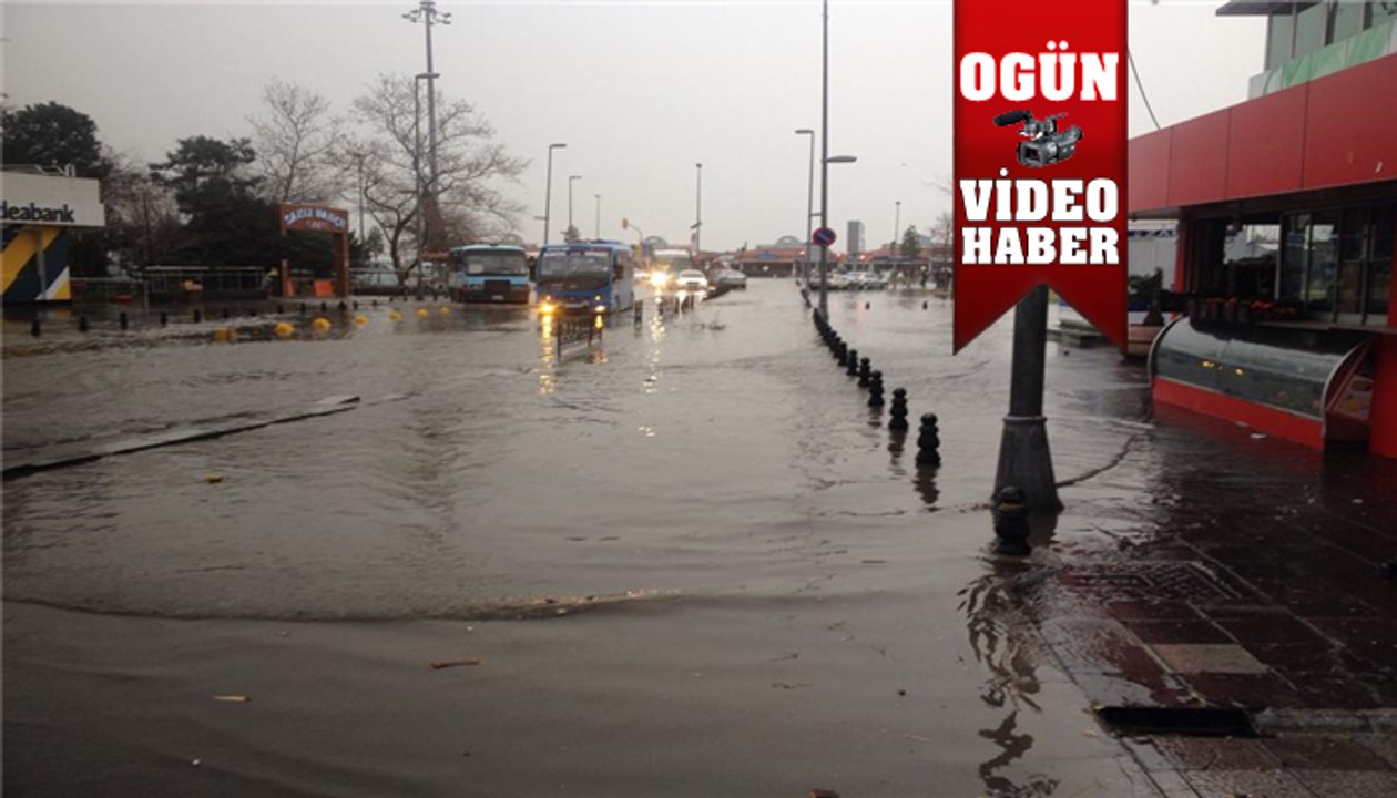 Kartal'da deniz taştı