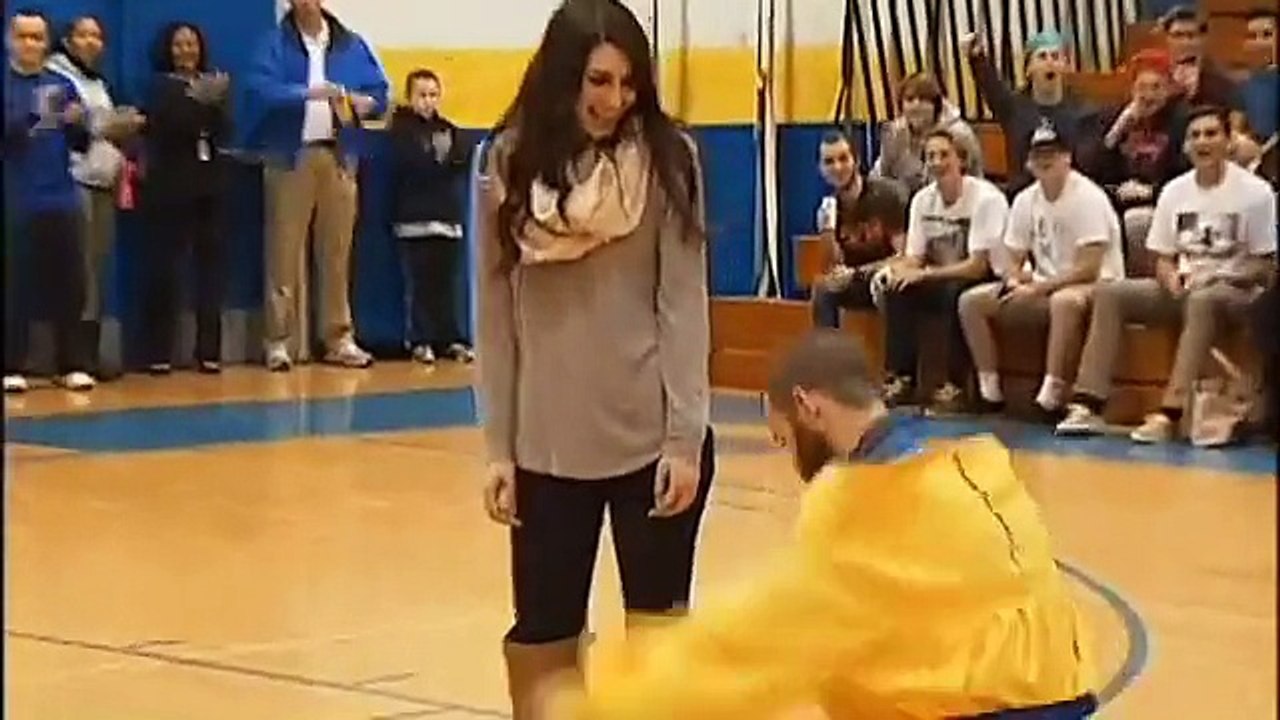 Basket - Déguisé en mascotte, il demande sa petite amie en mariage à la mi-temps
