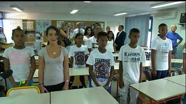 réunion 1ère – A Saint –Louis les élèves de 6e chantent la Marseillaise avant de commencer un cours sur la laïcité