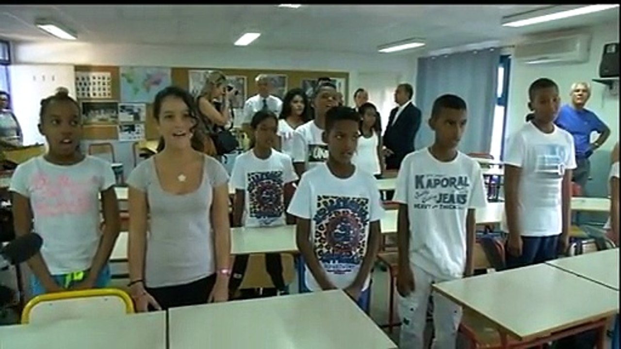 réunion 1ère – A Saint –Louis les élèves de 6e chantent la Marseillaise avant de commencer un cours sur la laïcité