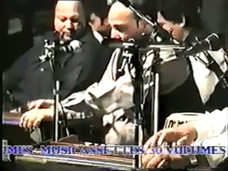 Rare Clip of Imran Khan and Amitabh Bachan together Enjoying the Qawali of Nusrat Fateh Ali Khan