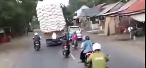 Aşırı Yük Taşıyan Kamyon Böyle Devrildi