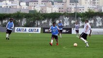 De saída do Corinthians, Lodeiro treina com reservas e leva drible de Danilo