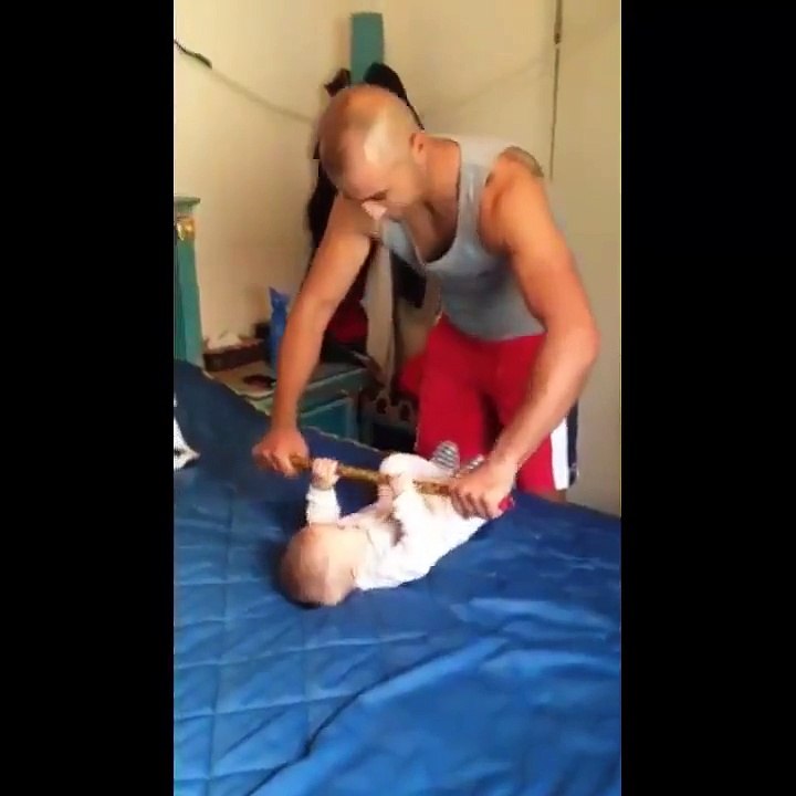 Bebe en plain seanced de musculation