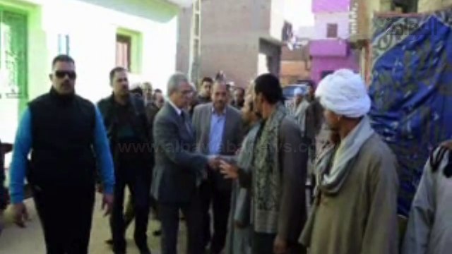 محافظ المنيا يقدم العزاء لأسرة شهيد حادث العريش