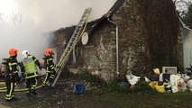 Une maison ravagée par les flammes