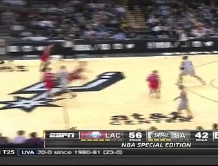 لاعب السبيرز يضرب مدربه بالكرة