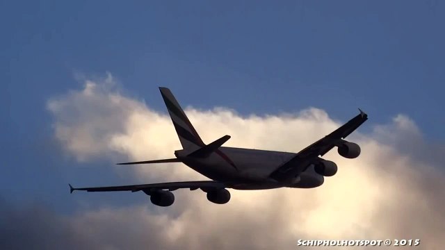 Un avion A380 coupe un nuage en deux