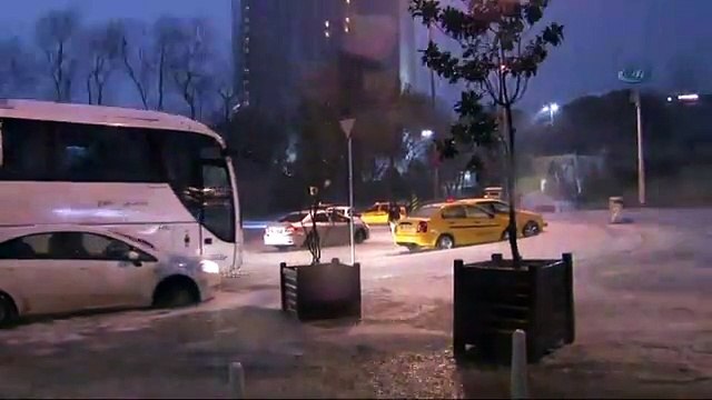 Taksim’de aniden bastıran dolu vatandaşlara zor anlar yaşattı