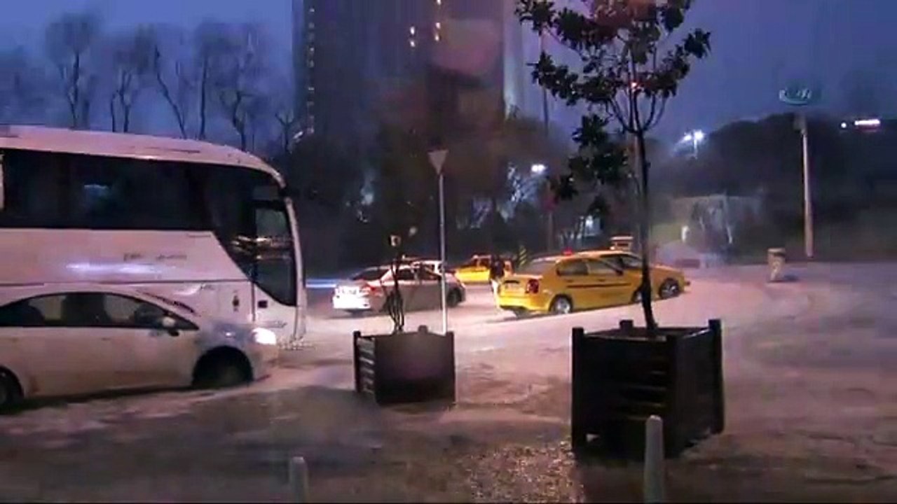 Taksim’de aniden bastıran dolu vatandaşlara zor anlar yaşattı