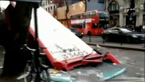 Londres : le toit d'un bus arraché après avoir heurté un arbre