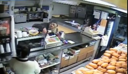 Hombre con peluca intenta robar un local y solo logra burlas en su contra