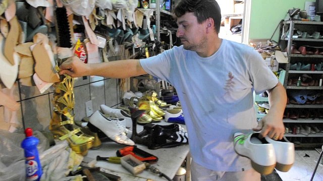 Veja como é feito os sapatos de carnaval