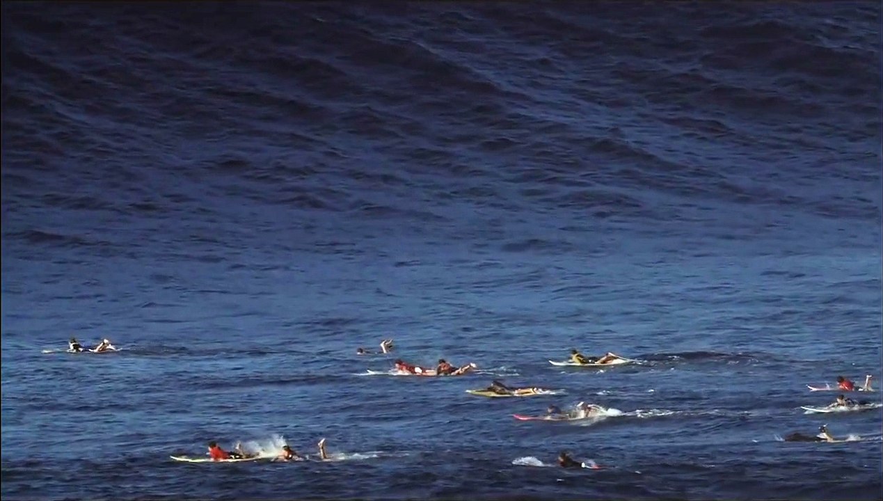 Surfeurs avalés par une vague géante à Hawaï